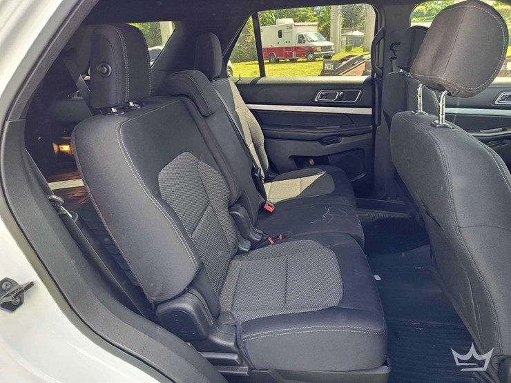 2017-ford-explorer-image-30