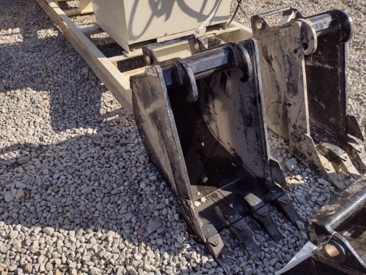 18-in-x-change-excavator-bucket-(qea-4030)-image-1