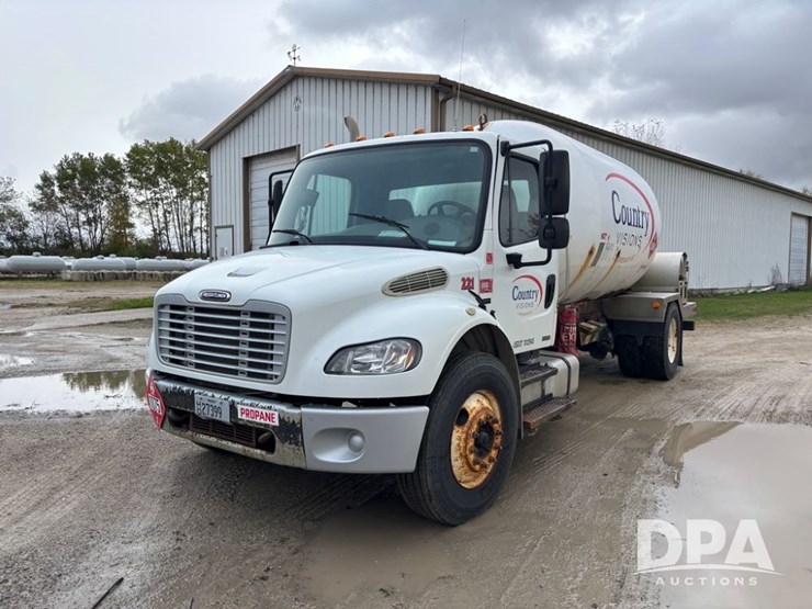 2010-freightliner-business-class-bobtail-truck-(dr12578-unit-221)-image-2