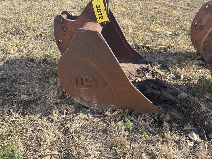 #3812-•-approx.-34"-wb-tooth-bucket-image-3