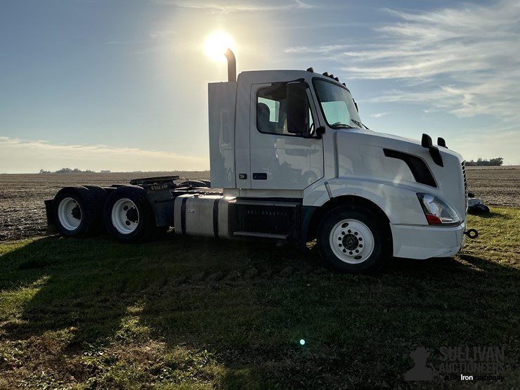 2016-volvo-vn-image-4