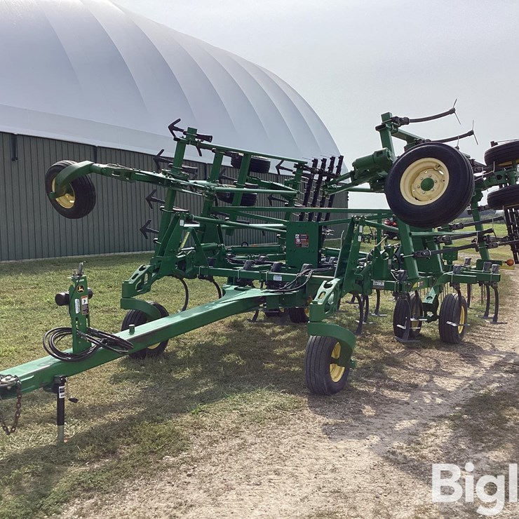 2010 JOHN DEERE 2210