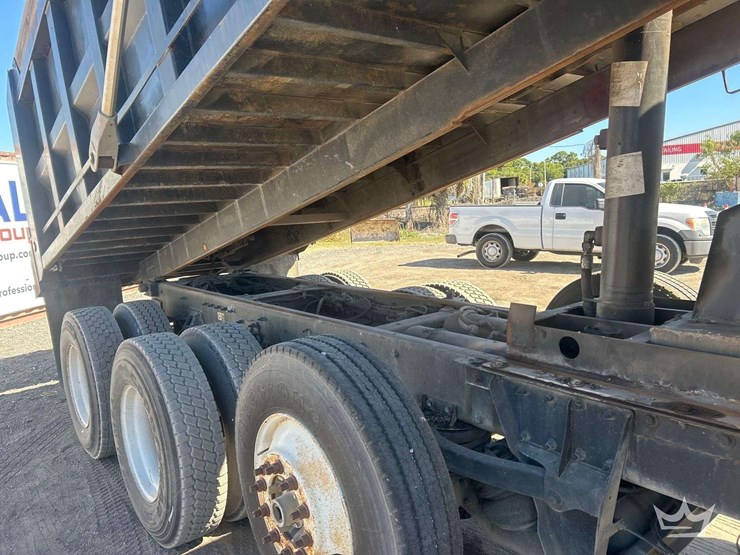 2013-peterbilt-367-image-21