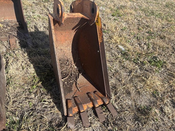 #3810-•-approx-18"-tooth-bucket-image-2