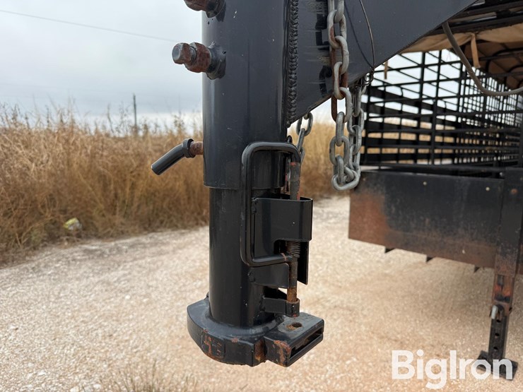 2014-neckover-32'-tri/a-gooseneck-livestock-trailer-image-9