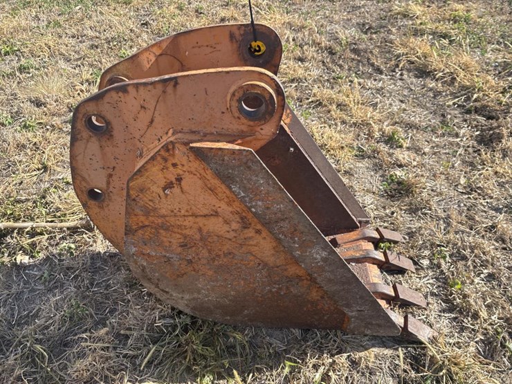 #3810-•-approx-18"-tooth-bucket-image-3