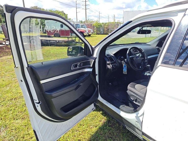 2017-ford-explorer-image-11