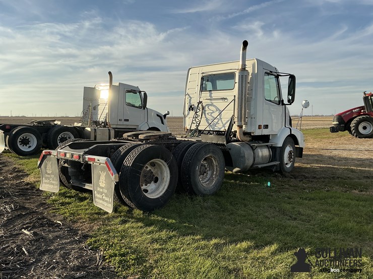 2005-volvo-vnm-truck-tractor-image-5