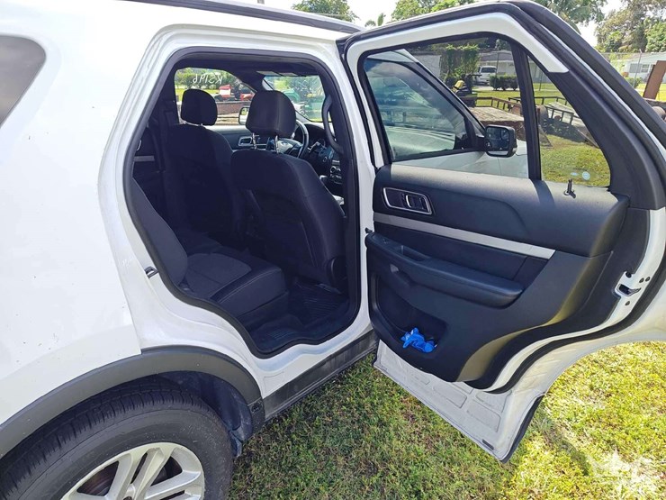 2017-ford-explorer-image-28