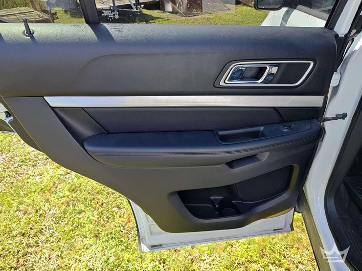 2017-ford-explorer-image-35