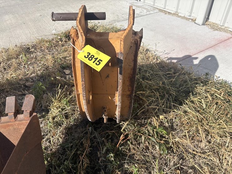 #3815-•-approx.-18"-tooth-bucket-image-4