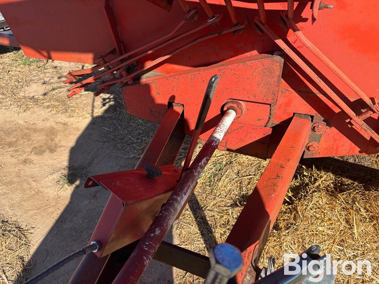 new-holland-1032-image-10