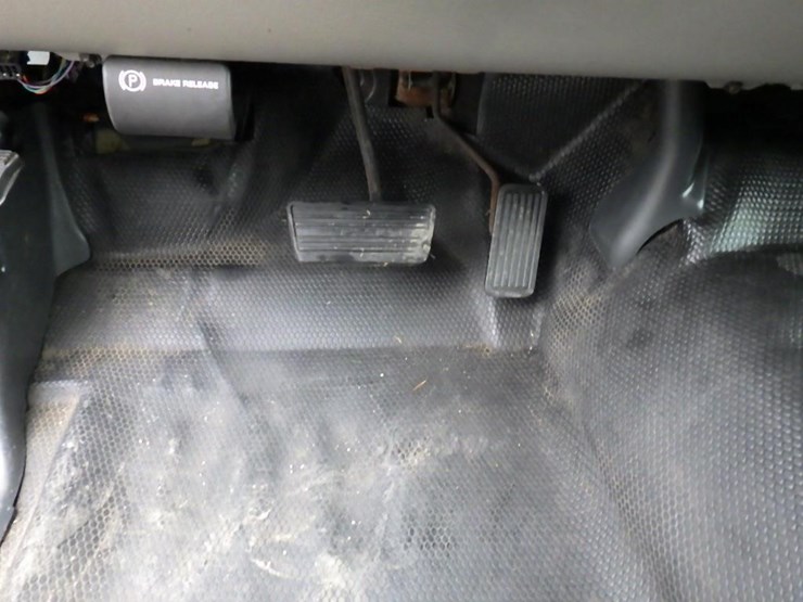 2002-chevrolet-tahoe-image-21