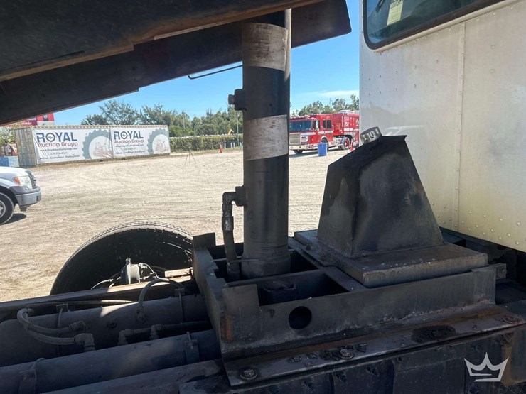 2013-peterbilt-367-image-23