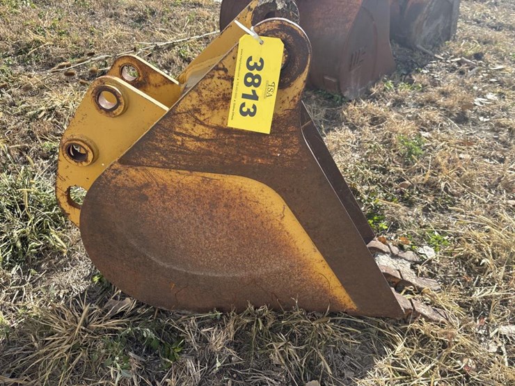 #3813-•-approx.-12"-tooth-bucket-image-1