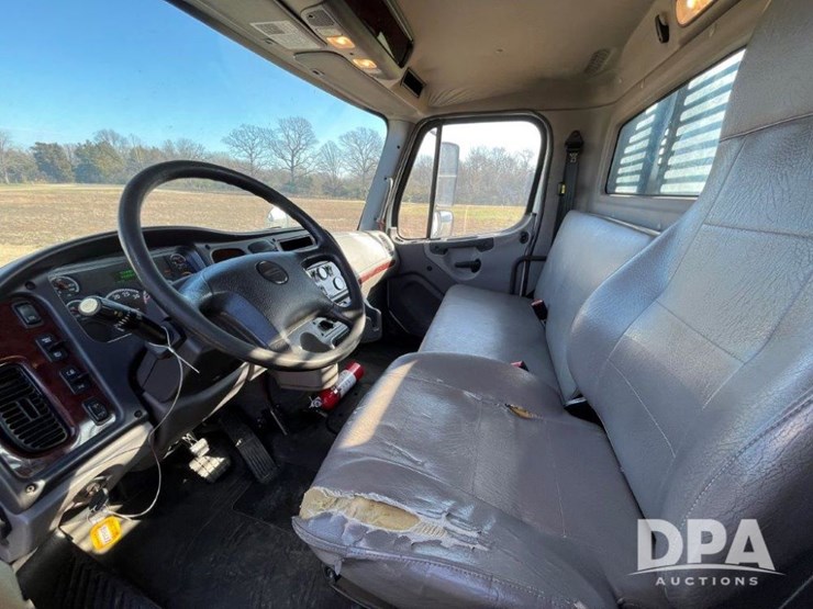 2017-freightliner-m2-106-image-9