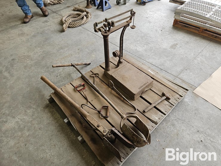 antique-scale,-post-hole-diggers-and-other-misc.-items-image-3
