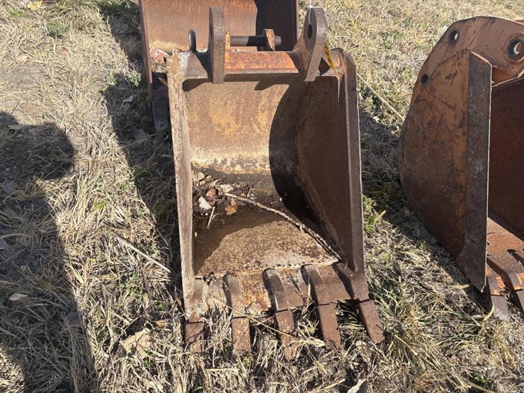 #3811-•-approx.-22"-tooth-bucket-image-2