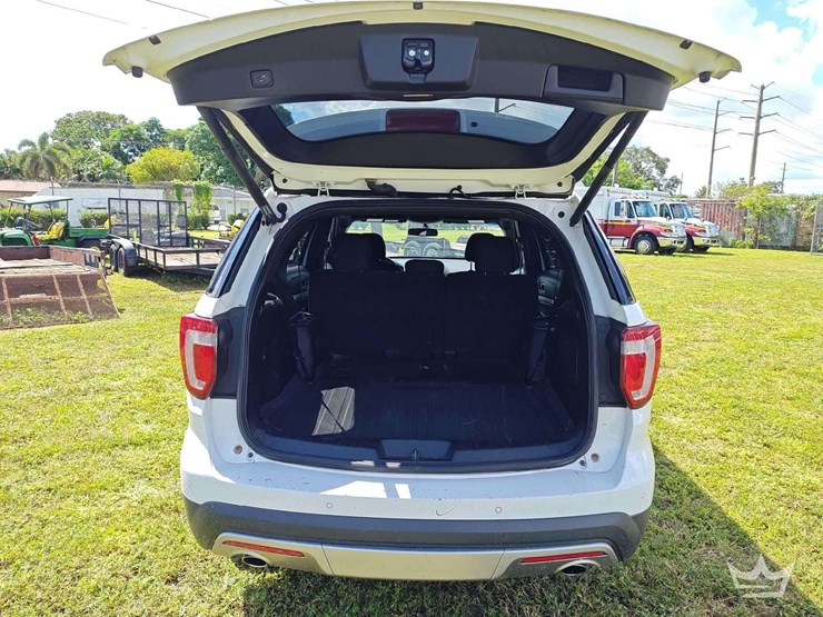 2017-ford-explorer-image-40