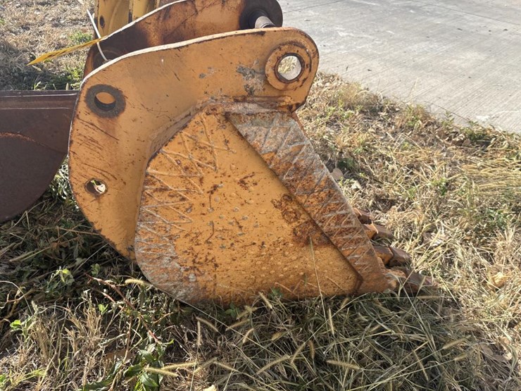 #3815-•-approx.-18"-tooth-bucket-image-1