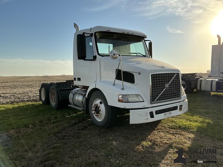 2005-volvo-vnm-truck-tractor-image-3