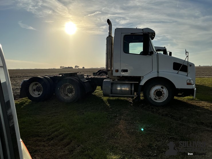 2005-volvo-vnm-truck-tractor-image-4