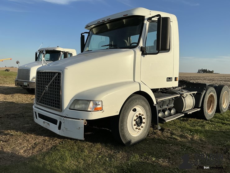 2005-volvo-vnm-truck-tractor-image-11