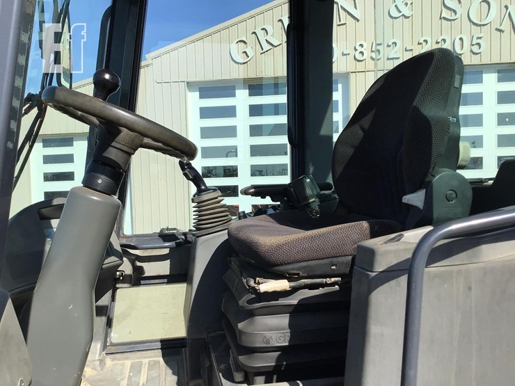 2005-deere-244j-image-11