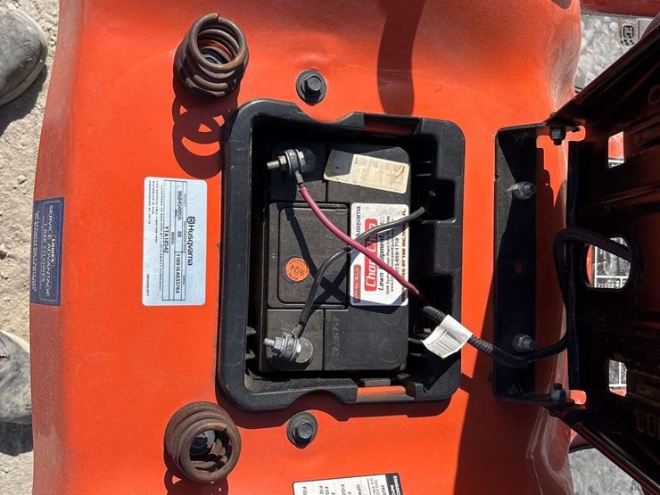 husqvarna-42in-riding-mower-image-11