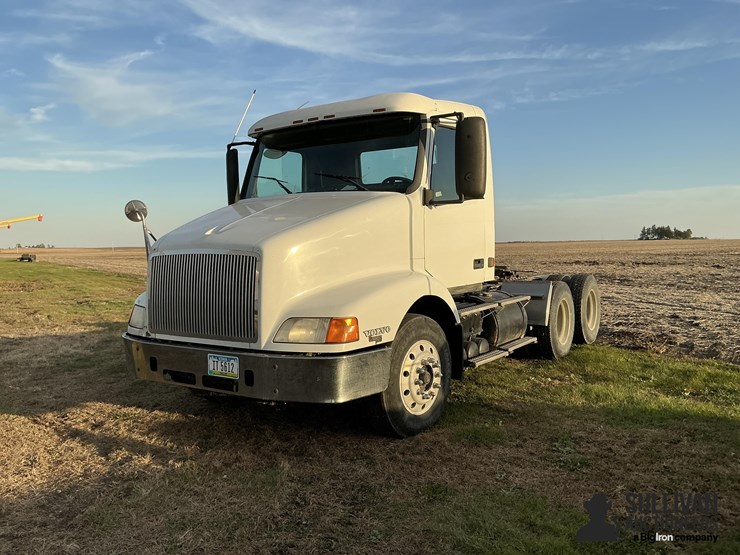 2000-volvo-vn-image-1