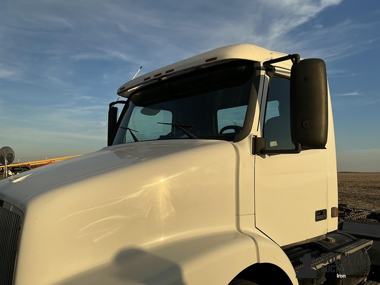 2000-volvo-vn-image-10