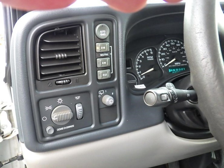 2002-chevrolet-tahoe-image-25