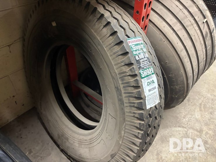 new-truck-tire-(dr12569)-image-1