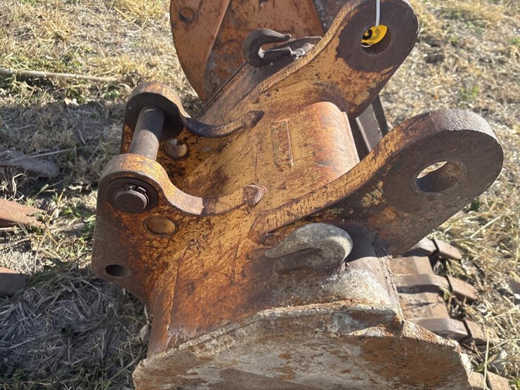 #3811-•-approx.-22"-tooth-bucket-image-5