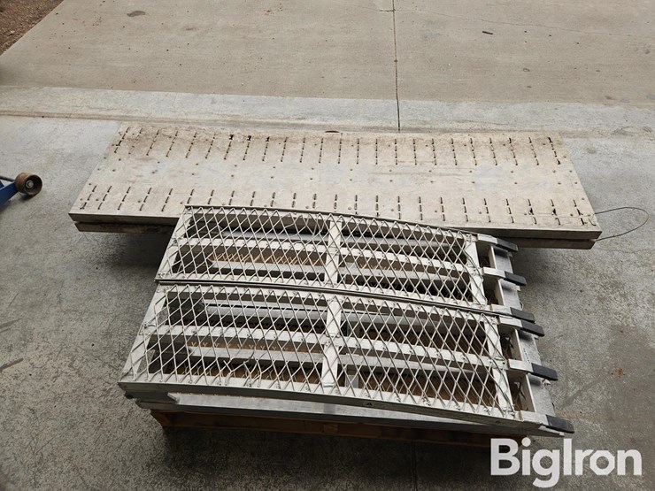 (2)-sets-of-folding-aluminum-ramps-image-3