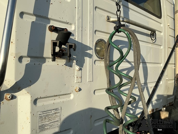 2005-volvo-vnm-truck-tractor-image-20