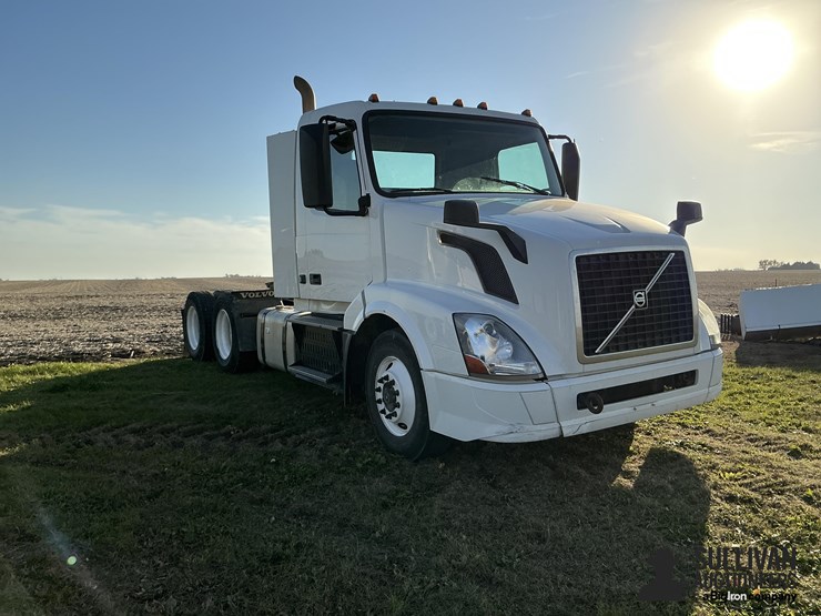 2016-volvo-vn-image-3