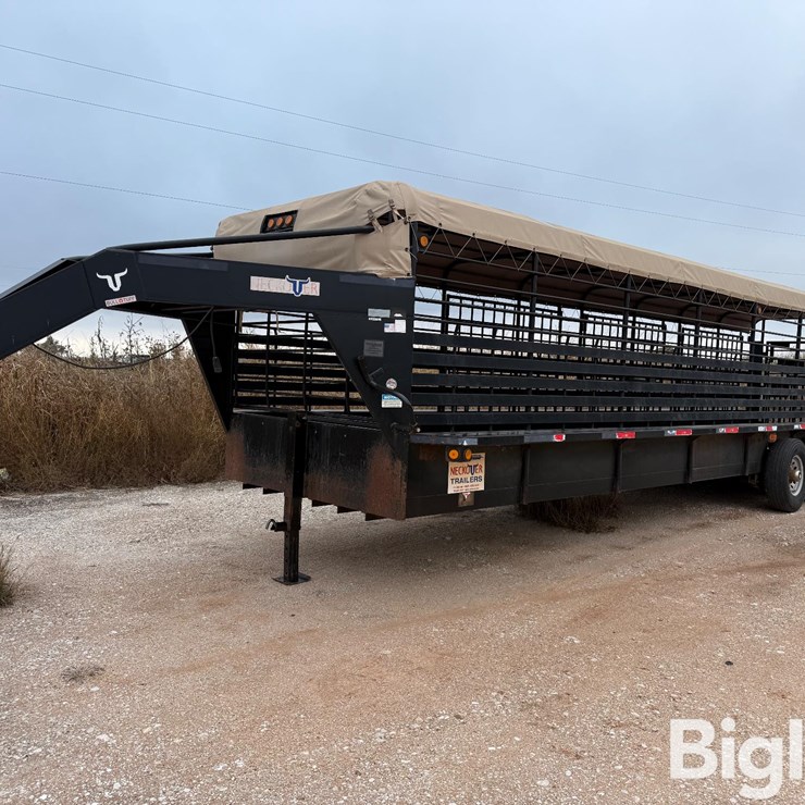2014 Neckover 32' Tri/A Gooseneck Livestock Trailer