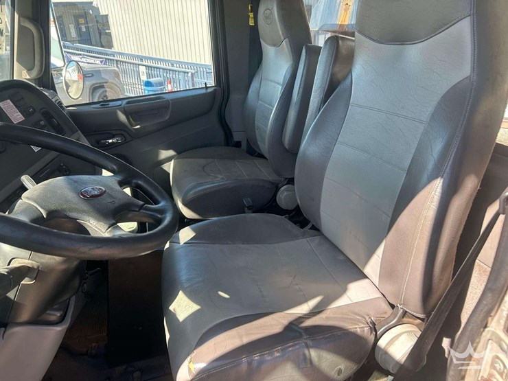 2013-peterbilt-367-image-18