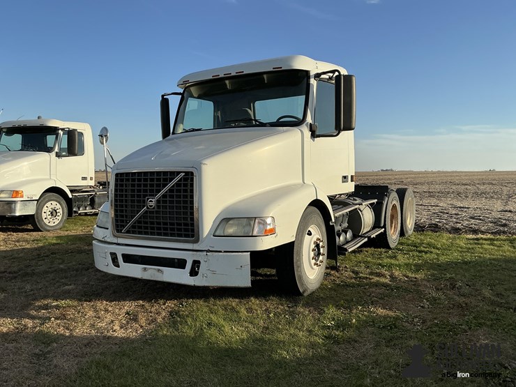 2005-volvo-vnm-truck-tractor-image-1