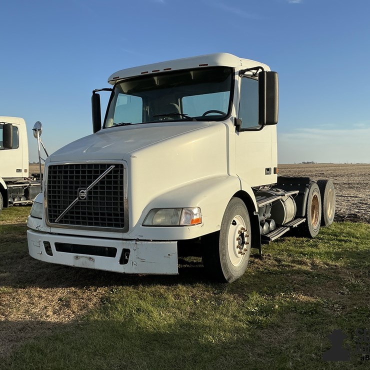 2005 Volvo VNM Truck Tractor