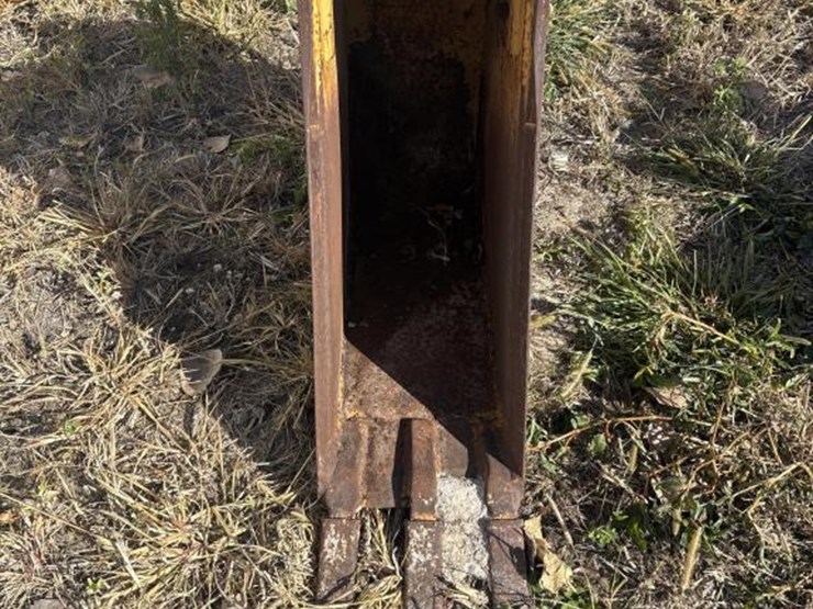 #3813-•-approx.-12"-tooth-bucket-image-2