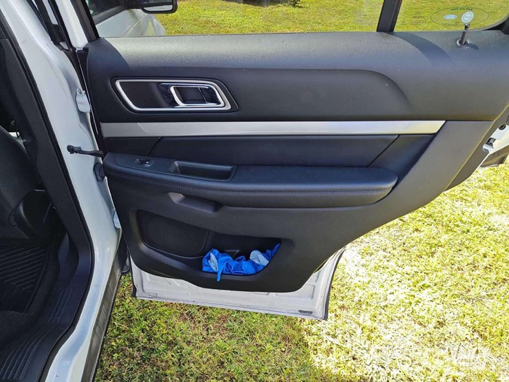 2017-ford-explorer-image-12