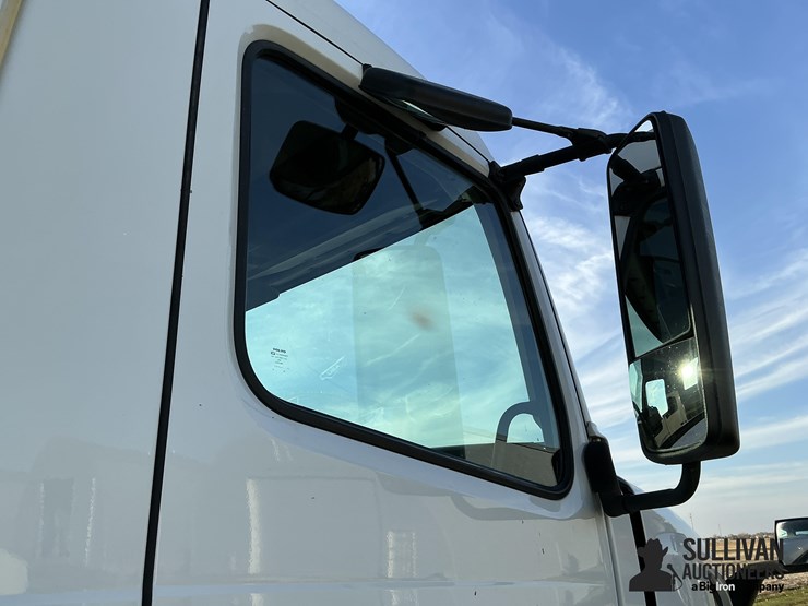 2016-volvo-vn-image-14