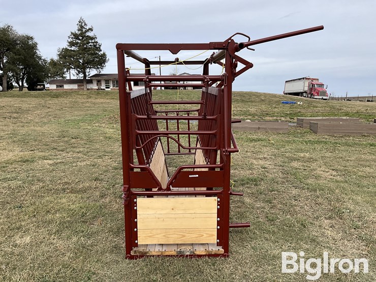 livestock-squeeze-chute-image-2