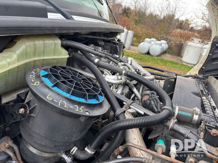 2010-freightliner-business-class-bobtail-truck-(dr12578-unit-221)-image-29