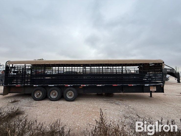 2014-neckover-32'-tri/a-gooseneck-livestock-trailer-image-4