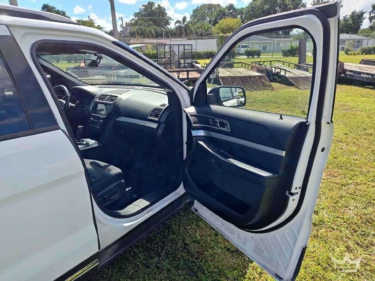 2017-ford-explorer-image-27