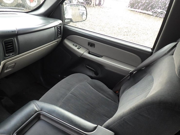 2002-chevrolet-tahoe-image-29