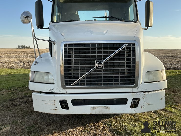 2005-volvo-vnm-truck-tractor-image-9